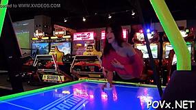 Bellezas jovencitas desnudas gozan placer intenso en sexo rudo