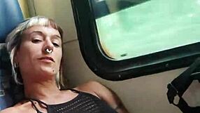 Prijatelj me drka na vlaku, jaz mu sesam velikega kurca na javnem med gledalci