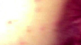 Bílá holka se ohýbá pro intenzivní psí styl šukání