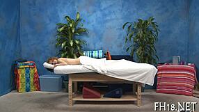 Avslappende massasje blir til intens sex på spaen