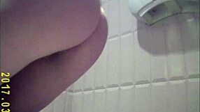 Krásna 18+ tínedžerka sa ohne na skrytý doggy špehovanie