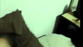 Novinha 18+ gostosa dá boquete intenso e leva facialzão enorme