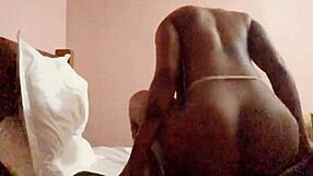 Seksi črna mačeha strastno jaha velik črn kurac sina