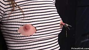 Laska Czuje Biczowanie Dupy w Piesku Bondage