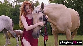 Rudovlasá lotyšská bomba Heidi Romanova se svléká a ukazuje velký přirozený kozy venku