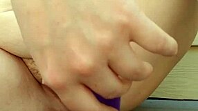 MILF masturbira v javnem ponižanju