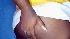 Ebony BBW uživa v jahanju sočne kumarice do orgazma.