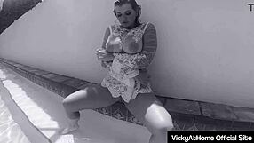 Vicky Vette, ova milf plavuša, buši pičku dildom kraj bazena