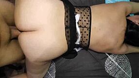 Joven sirvienta latina tímida se folla a su jefe y lo hace correrse dentro de su apretado culo