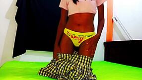 Odlična Kvaliteta - Morena Študentka s Seksi Krilico in Prijateljica Uživata v Amaterskem Pornoju z Velikim Kurcem, Ona Ježe Velik Kurac Okusno