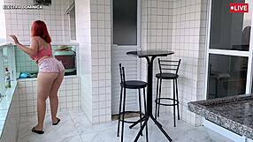 Contratei essa empregada safada que usa esse shortinho para me provocar olha como balança essa bunda gostosa