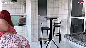 Contratei essa empregada safada que usa esse shortinho para me provocar olha como balança essa bunda gostosa