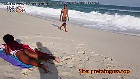 novinha tocando siririca na praia deserta dotado chupa buceta gozada