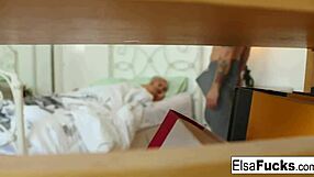 Elsa Jean vaknar till hårt creampie-pumpande