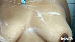 usando consolador en la ducha