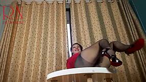 Ωραία κυρία κάνει στριπτίζ σε καλτσόν και τακούνια στο στρογγυλό τραπέζι 32