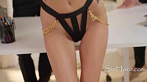 Brunette cantik kecil 18+ ditelan oleh dua kontol serentak