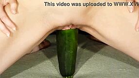 Уау, тя се чука здраво с голям тиквичка за соло мастурбация!