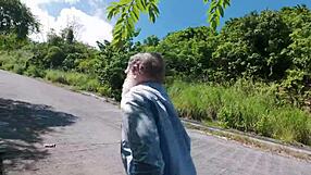 最老的爷爷展示不真实的鸡巴在狂野动作中