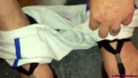 Adore meu corpo grosso curvilíneo enquanto provoco de fio dental e mijando