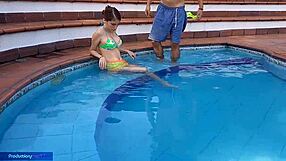 Chica Inocente Disfruta Piscina Con Hermanastro Chupando Verga Fornicando