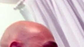 Brunetta birichina gode di scopata anal hardcore con cazzo grande in primo piano