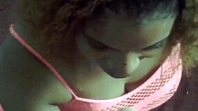 שחורה תמימה בפילי מוצצת זין לבן בהקנטה עדינה