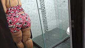 I masturbate while watching my beautiful stepmother's big ass