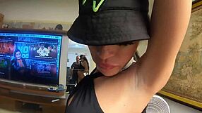 Pagando Um Boquete Enquanto Faço Uma Tattoo - Mirella Montana