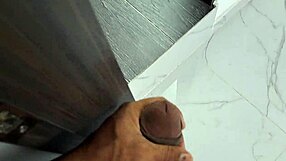 I masturbate while watching my beautiful stepmother's big ass