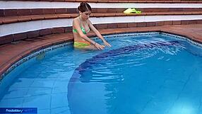 Chica Inocente Disfruta Piscina Con Hermanastro Chupando Verga Fornicando