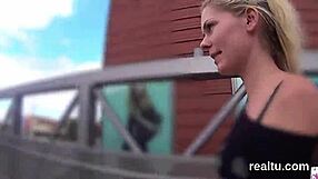 Ik plaag geile Tsjechische 18+ in winkelcentrum en neuk haar in POV