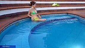 Chica Inocente Disfruta Piscina Con Hermanastro Chupando Verga Fornicando