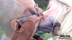 Jag kan inte tro att den här 66-åriga butlern knullade sin unga 18+ rika blond dam över skrivbordet