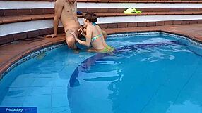 Chica Inocente Disfruta Piscina Con Hermanastro Chupando Verga Fornicando