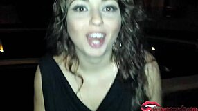 chica joven con tetas grandes hace una mamada en piscina publica