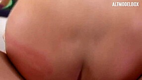 MILF Pirang Tetek Kecil Rayu & Hisap Dalam Rakan Terbaik