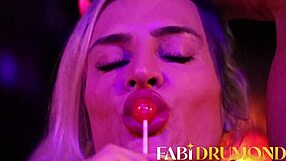 Perché questa milf bionda usa un plug anale?