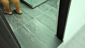 I masturbate while watching my beautiful stepmother's big ass