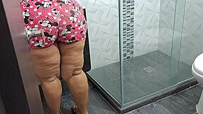 I masturbate while watching my beautiful stepmother's big ass