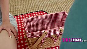 Vaalea 18+ tyttö piknikillä sisarpuolen kanssa