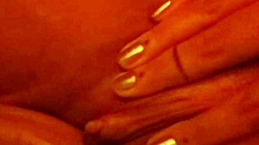 En esta escena casera, una pareja explora follar el clítoris grande