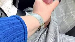 Risky public blowjob while driving the car 😏