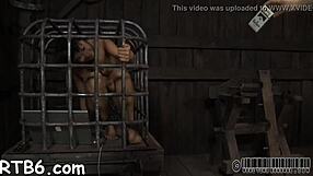 Divje bičanje prevlada v hardcore tekmovanju, ko kurba zdrži grobo jebanje in pičke