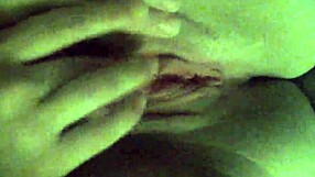 Prijateljica pravi: Prstkam svojo mokro obrito pičko do orgazma