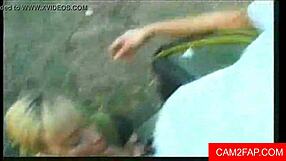 Rit v usta nagačena v trojčku v avtu