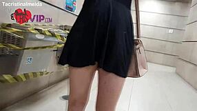 Moglie mostra figa pelosa al commesso in negozio?