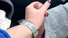 Risky public blowjob while driving the car 😏