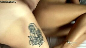 派对上粗暴三人行狂野内射，他们猛烈互肏