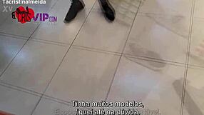 Manželka ukáže chlpatú pičku predavačovi v obchode?